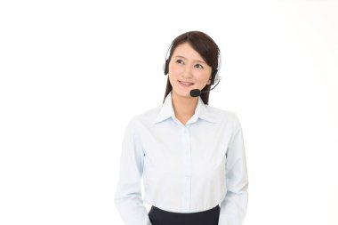 gülümseyen çağrı merkezi operatörü