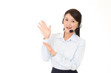 gülümseyen çağrı merkezi operatörü