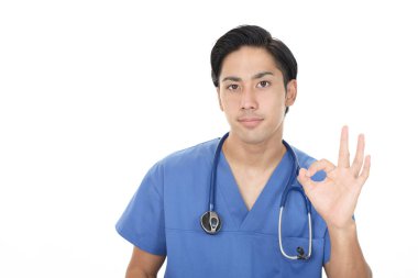 Gülümseyen Asyalı tıp doktoru beyaz arka planda izole edildi