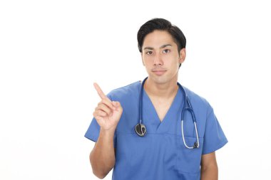 Asyalı tıp doktoru beyaz arka planda izole edilmiş