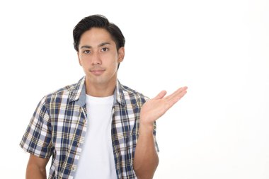 Avucunun içinde bir şey gösteren bir adam.