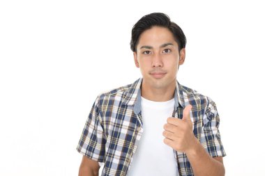Asyalı adam işaret veriyor. 