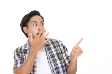 Şaşırmış Asyalı adam beyaz arka planda izole edilmiş.