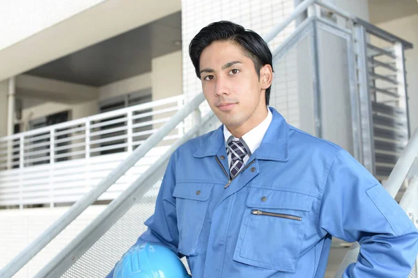 Sonriente Trabajador Asiático Vistiendo Uniforme Azul — Foto de Stock