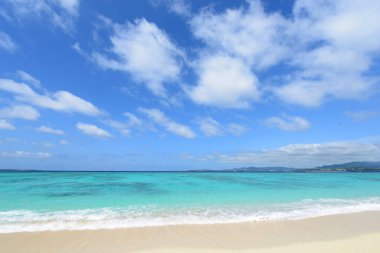 Okinawa 'da güzel bir plajın resmi.