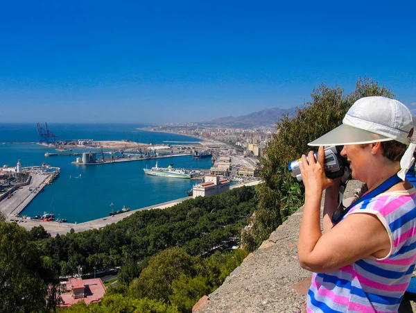 Žena Zralá Turistické Cestování Španělsku Střílí Video Letecký Pohled Přístav — Stock fotografie