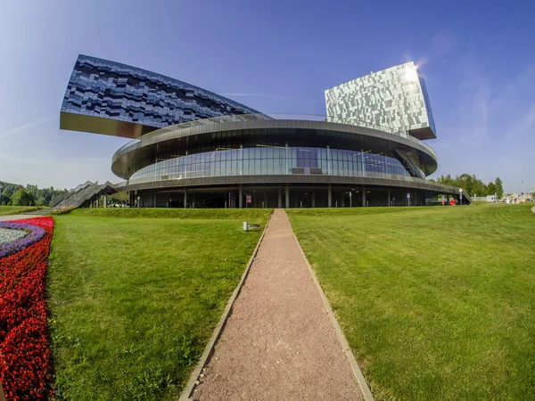 斯科尔科沃 莫斯科 俄罗斯 2018年9月6日 莫斯科管理学院大厦斯科尔科沃设计由知名的英国的建筑师大卫 Adjaye 在斯科尔科沃 莫斯科区域在2018年9月6日 — 图库照片