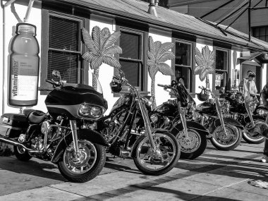 San Francisco, Ca, Amerika Birleşik Devletleri - 12 Kasım 2007: Park yakınında San Francisco'da küçük kafe sokakta siyah motosiklet üzerinde 22 Eylül 2010