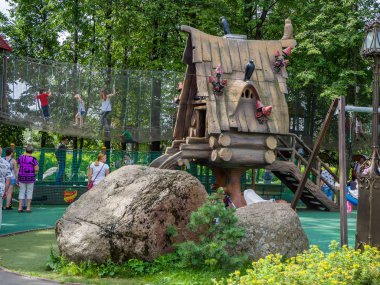 Moskova, Rusya - 26 Temmuz 2018: Fairytale hut tavuk bacaklar çocuk eğlence parkı Lukomorye Moskova, Rusya, kimliği belirsiz kişi göz üzerinde 26 Temmuz 2018