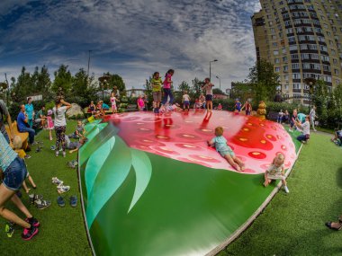 Moskova, Rusya - 26 Temmuz 2018: Tanımlanamayan neşeli çocuklar eğlenceli çocuk eğlence parkı Lukomorye Moskova, Rusya içinde çilek şeklinde şişme trambolin üzerinde 26 Temmuz 2018 üzerinde atlama vardır