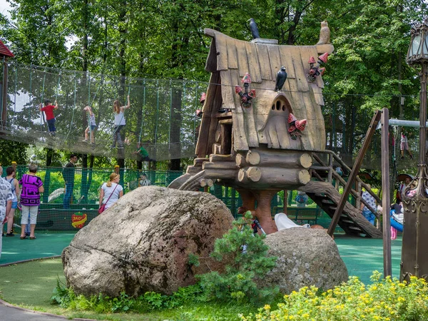 モスクワ ロシア連邦 2018 正体不明の人々 2018 日のおとぎ話児童遊園 ロシアのモスクワでこの鶏の脚の小屋を見て — ストック写真