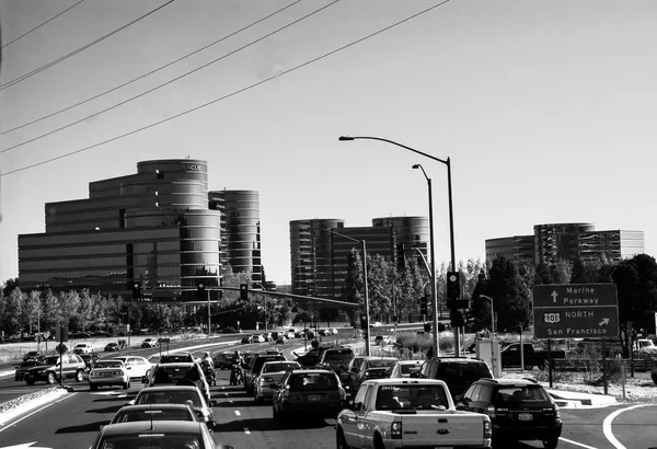 红木市 加利福尼亚州 2008 Oracle 总部在红木城 美国在 2008 日的道路上的交通 Oracle 是硬件和软件技术的跨国公司 — 图库照片