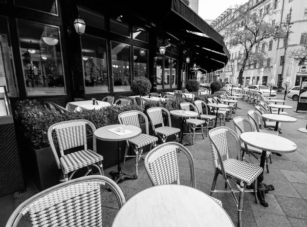 Пустое Уличное Кафе Круглыми Столами Плетеными Стульями — стоковое фото