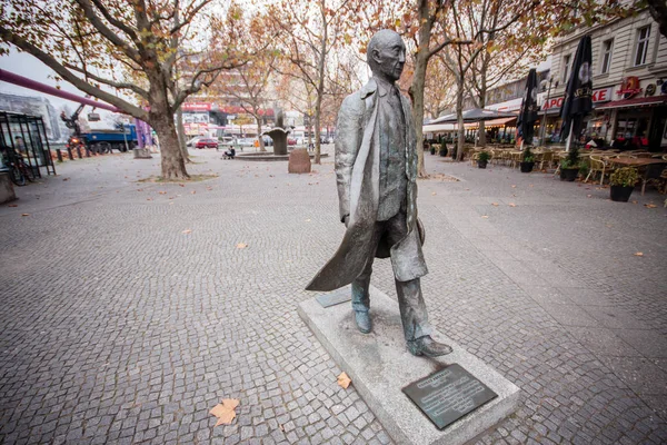 德国柏林 2014年11月12日 2014年11月12日 赫尔加 蒂曼在德国柏林创建的德国首任总理康拉德 阿登纳纪念碑 — 图库照片