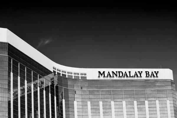ラスベガス ネバダ州 2013 マンダレイ リゾートと 2013 日にラスベガスのカジノ 1999 年に開かれたゴールド色の外観とマンダレイ — ストック写真