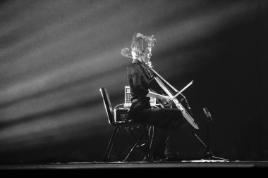 San Francisco, Ca, Amerika Birleşik Devletleri - 23 Eylül 2008: Genç bayan çello başlamadan önce Oracle Openworld Konferansı'nda Moscone Kuzey Kongre Merkezi Eyl 23, 2008 San Francisco, Ca üzerinde çalış