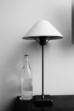 Modern lamba ve şişe suyu ahşap masa