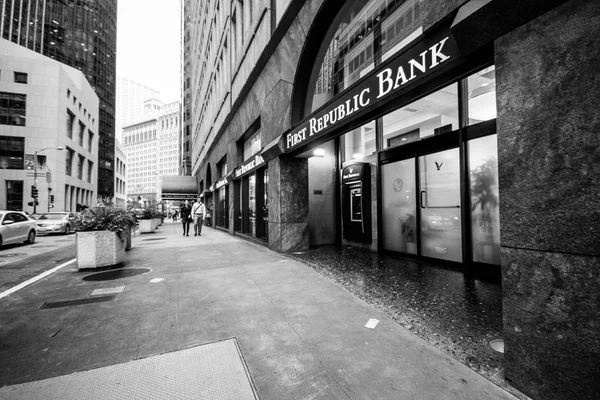 SAN FRANCISCO, EUA - OUTUBRO 3, 2012: Pessoas não identificadas caminham na rua central até o First Republic Bank, em São Francisco, em 3 de outubro de 2012 — Fotografia de Stock