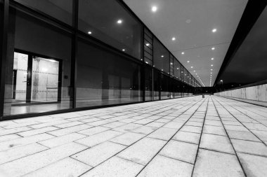 Işıklı yaya geçidi perspektif boyunca hemen hemen, cephe Mimari camlar