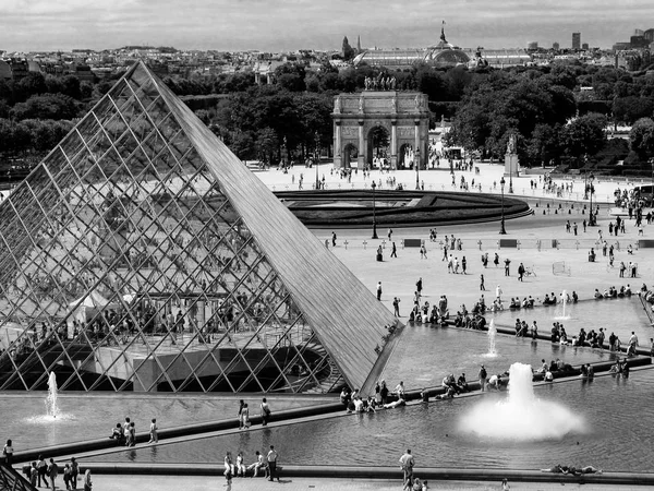 París Francia Julio 2006 Plaza Antes Del Louvre Con Pirámide —  Fotos de Stock