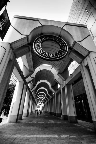 San Francisco 2011 构建库顶部在美国联邦储备银行的 San Francisco 2011 日学校公章 它是在美国的第十二届区联邦银行 — 图库照片