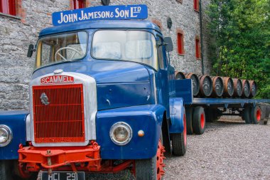Cork, İrlanda - 20 Haziran 2008: Yükleme ahşap varil üzerinde eski açık kamyon römork yılında müze İrlanda viski Jameson Heritage Centre de Midleton, Amerika Birleşik Devletleri üzerinde 20 Haziran 2008.
