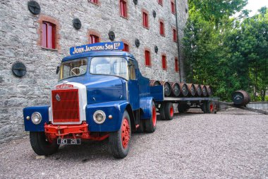 Cork, İrlanda - 20 Haziran 2008: Yükleme ahşap varil üzerinde eski açık kamyon römork yılında müze İrlanda viski Jameson Heritage Centre de Midleton, Amerika Birleşik Devletleri üzerinde 20 Haziran 2008.