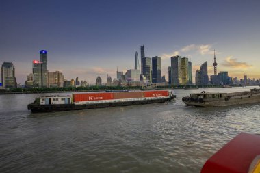 Shanghai, Çin - 29 Ağustos 2016: Twilight görünümü Pudong District, Shanghai, Çin üzerinde 29 Ağustos 2016 karşı Huangpu Nehri ve Shanghai manzarası