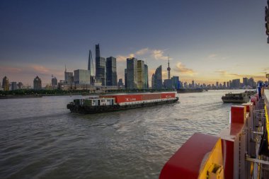 Shanghai, Çin - 29 Ağustos 2016: Twilight görünümü Pudong District, Shanghai, Çin üzerinde 29 Ağustos 2016 karşı Huangpu Nehri ve Shanghai manzarası