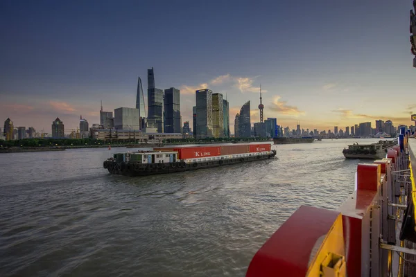 SHANGHAI, CHINA - 29 de agosto de 2016: Vista crepúsculo do horizonte de Xangai e do rio Huangpu contra o distrito de Pudong, Xangai, China, em 29 de agosto de 2016 — Fotografia de Stock