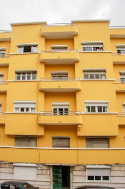Lizbon, Portekiz-Mayıs 05, 2008: Lizbon 'da birden çok pencere ve balkonlar ile daire binanın renkli sarı modern cephe, Portekiz Mayıs 05, 2008