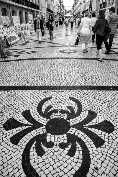 LISBON, PORTUGAL - MAY 05, 2008: People walk on Rua Augusta street with traditional Portuguese pattern mosaic cobblestone pavement in Lisbon, Portugal on May 05, 2008 — Stock Photo, Image