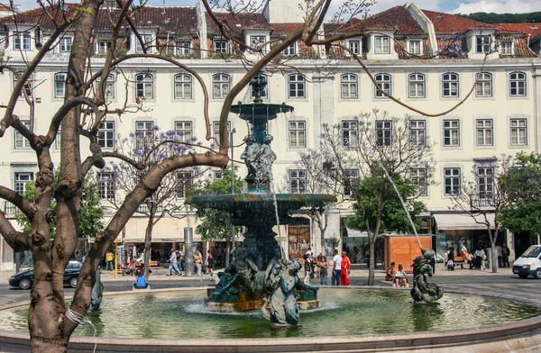 Lisabon, Portugalsko-květen 07, 2008: barokní fontána v Rossio Squa — Stock fotografie