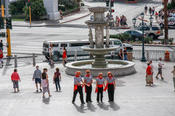 LAS VEGAS, NEVADA - MAY 4, 2009: A group of gondoliers posing ag — Stock Photo, Image