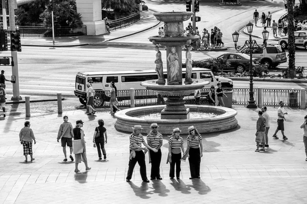 LAS VEGAS, NEVADA - MAIO 4, 2009: Um grupo de gondoleiros posando contra o pano de fundo de uma fonte na praça perto do Hotel Veneziano localizado na Strip em 4 de maio de 2009 em Las Vegas, Nevada Imagens De Bancos De Imagens