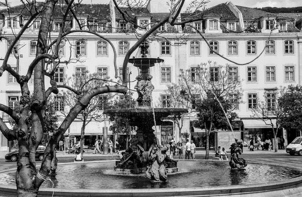 Lisabon, Portugalsko-květen 07, 2008: barokní fontána v Rossio Square, umístěná v okrese Baixa v Lisabonu v květnu 07, 2008 — Stock fotografie