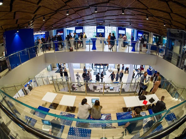 MOSCOW, RUSSIA - MAY 15, 2019: Participants of the IBM think Summit conference communicate during a break inside the Digital Business Space congress center in Moscow, Russia on May 15, 2019 — Stockfoto