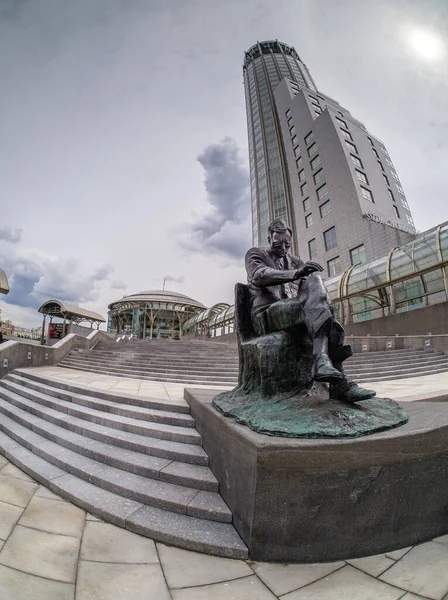 MOSCOW, RÚSSIA - 15 de julho de 2019: Monumento ao famoso compositor russo Dmitry Shostakovich em frente à sala de concertos da Casa Internacional de Música em Moscou, Rússia, em 15 de julho de 2019 — Fotografia de Stock