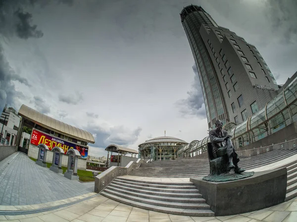 MOSCOW, RÚSSIA - 15 de julho de 2019: Monumento ao famoso compositor russo Dmitry Shostakovich em frente à sala de concertos da Casa Internacional de Música em Moscou, Rússia, em 15 de julho de 2019 — Fotografia de Stock