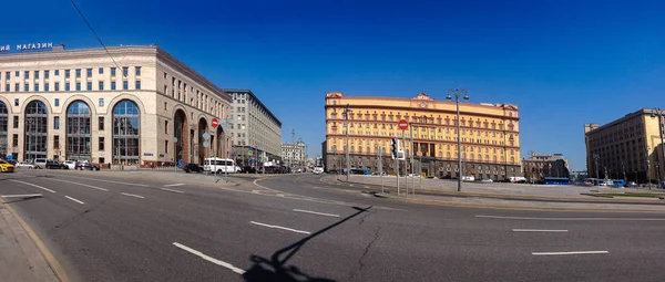 Moscou, Rússia - 24 de abril de 2019: Vista panorâmica para a praça Lubyanka com construção do FSB da Rússia antigo KGB e loja de crianças do mundo infantil central em Moscou, Rússia em 24 de abril de 2019 — Fotografia de Stock