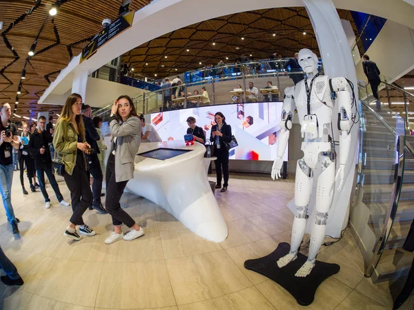 Moscow, Russia - May 15, 2019: Participants of the IBM think Summit conference communicate during a break inside the Digital Business Space congress center in Moscow, Russia on May 15, 2019 — Stock Photo, Image