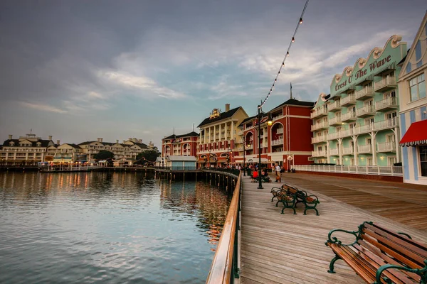 Orlando Usa June 2011 People Walking Wooden Embankment Boardwalk Disney — Stock Photo, Image