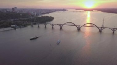 Nehir Dnipro, nehir ve gemi üzerinde uçan hava uzak gün batımı görünümü