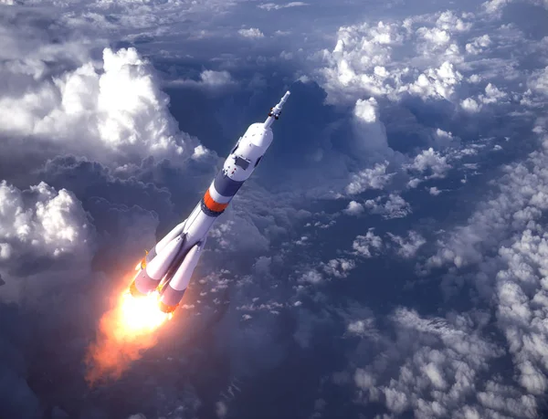 구름에서 러시아 캐리어 로켓 발사 — 스톡 사진