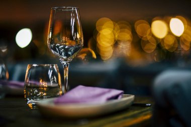 Lüks masa ayarları ile iyi yemek ve Züccaciye Mağazaları, güzel arka plan bulanık. Olaylar için düğünler. Tatil Noel ve Hanukkah akşam yemeği için hazırlık. Düğün, Doğum günü ve kutlamalar'den aksesuarlar.