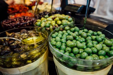 Taze zeytin hasat ve taze hasat yapımında. Doğal ışık ve kompozisyon.