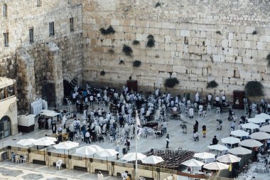 adam büyük bir grup westren duvar Kudüs'te dua.