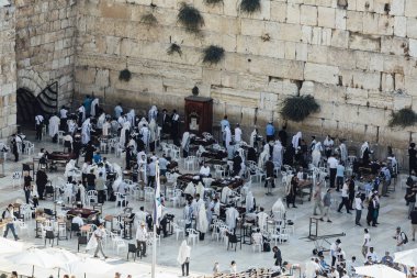 adam büyük bir grup westren duvar Kudüs'te dua.