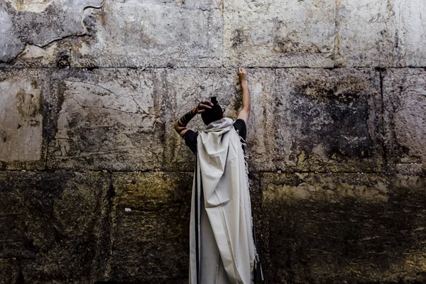 男は西壁エルサレムの祈り — ストック写真