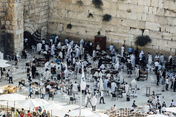 adam büyük bir grup westren duvar Kudüs'te dua.